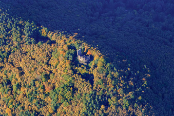 Vue oblique de Ruines du château de Ramburg sur le Ramberg à Ramberg dans le département Rhénanie-Palatinat, Allemagne