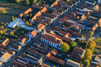 Vue aérienne de Église et centre communautaire de la Sainte-Croix Hayna devant la salle polyvalente à le quartier Hayna in Herxheim bei Landau dans le département Rhénanie-Palatinat, Allemagne