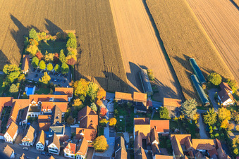 Vue aérienne de Court de tennis et parking de l'Hôtel Restaurant Krone à le quartier Hayna in Herxheim bei Landau dans le département Rhénanie-Palatinat, Allemagne