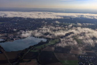 Vue aérienne de Gravière pour l'extraction de gravier de Pfadt GmbH Kieswerk-Baustoffe sous les nuages à Leimersheim dans le département Rhénanie-Palatinat, Allemagne
