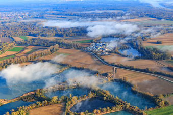 Vue aérienne de Dragage de lacs pour l'extraction de gravier par Kieswerk Wolf et Finger Beton Kuhardt GmbH sous les nuages à Leimersheim dans le département Rhénanie-Palatinat, Allemagne