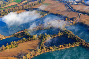 Vue aérienne de Dragage des lacs pour l'extraction de gravier par Wolf Gravel Works sous les nuages à Leimersheim dans le département Rhénanie-Palatinat, Allemagne