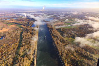 Vue aérienne de Parcours du Rhin et piste cyclable du barrage du Rhin sous les nuages du sud à Hördt dans le département Rhénanie-Palatinat, Allemagne