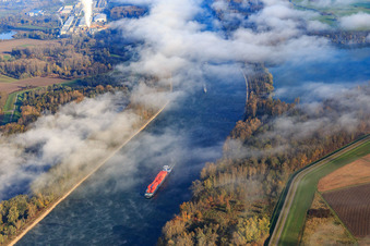 Vue aérienne de Parcours du Rhin avec porte-conteneurs sous les nuages du sud à Germersheim dans le département Rhénanie-Palatinat, Allemagne