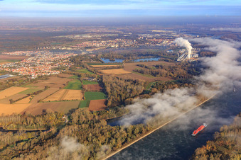 Vue aérienne de Embouchure du Michelsbach dans le Rhin sous les nuages du sud à Germersheim dans le département Rhénanie-Palatinat, Allemagne