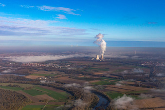 Vue aérienne de Colonne de vapeur au-dessus de la tour de refroidissement de la centrale nucléaire d'EnBW Kernkraft GmbH sur la Rheinschanzinsel sur le Rhin à Philippsburg dans le département Bade-Wurtemberg, Allemagne