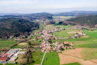 Vue des rues et des maisons dans les quartiers résidentiels à le quartier Affolterbach in Wald-Michelbach dans le département Hesse, Allemagne vue d'en haut