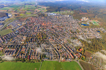 Vue aérienne de Vue de la ville depuis l'est à Walldorf dans le département Bade-Wurtemberg, Allemagne