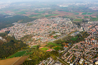 Vue aérienne de Vue des rues et des maisons dans les quartiers résidentiels à Sandhausen dans le département Bade-Wurtemberg, Allemagne