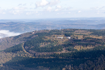 Vue aérienne de Tours de transmission à le quartier Königstuhl in Heidelberg dans le département Bade-Wurtemberg, Allemagne