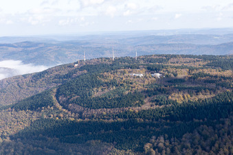 Vue aérienne de Tours de transmission à le quartier Königstuhl in Heidelberg dans le département Bade-Wurtemberg, Allemagne