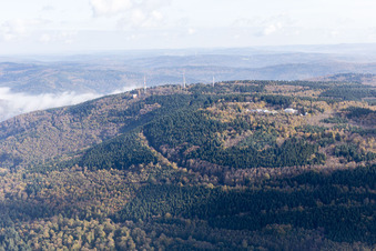 Photographie aérienne de Tours de transmission à le quartier Königstuhl in Heidelberg dans le département Bade-Wurtemberg, Allemagne