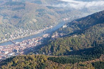 Vue aérienne de Vieille ville, Vieux Pont sur le Neckar, Château à le quartier Kernaltstadt in Heidelberg dans le département Bade-Wurtemberg, Allemagne