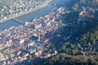 Vue aérienne de Église des Jésuites et église du Saint-Esprit dans la vieille ville à le quartier Kernaltstadt in Heidelberg dans le département Bade-Wurtemberg, Allemagne