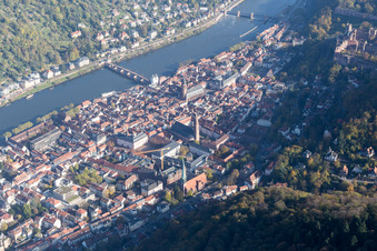Vue aérienne de Église des Jésuites et église du Saint-Esprit dans la vieille ville à le quartier Kernaltstadt in Heidelberg dans le département Bade-Wurtemberg, Allemagne