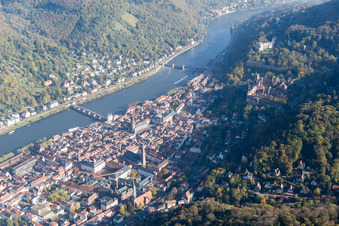 Photographie aérienne de Église des Jésuites et église du Saint-Esprit dans la vieille ville à le quartier Kernaltstadt in Heidelberg dans le département Bade-Wurtemberg, Allemagne