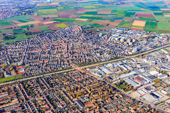 Vue aérienne de Vue de la ville depuis le sud-est, traversée par l'A5 à le quartier Pfaffengrund-Nord in Heidelberg dans le département Bade-Wurtemberg, Allemagne