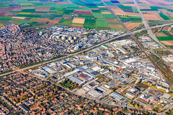 Vue aérienne de Vue de la ville depuis le sud-est, traversée par l'A5 à le quartier Pfaffengrund-Nord in Heidelberg dans le département Bade-Wurtemberg, Allemagne