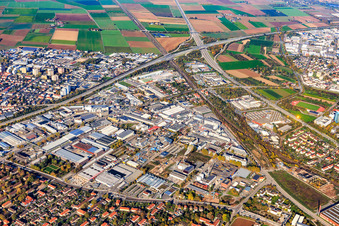 Vue aérienne de Zone industrielle du sud-est avec BorgWarner Germany GmbH, ABB et Gaster Wellpappe GmbH à le quartier Pfaffengrund-Nord in Heidelberg dans le département Bade-Wurtemberg, Allemagne