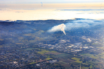 Vue aérienne de Zone industrielle du nord-ouest avec une usine de ciment dans la brume Heidelberg Matériaux à le quartier Rohrbach in Heidelberg dans le département Bade-Wurtemberg, Allemagne