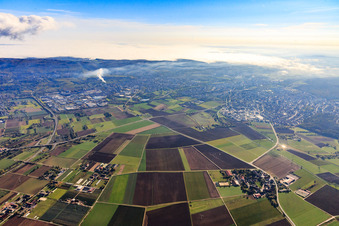 Vue aérienne de Vue sur Leimen vers l'usine de ciment dans la brume à le quartier Bruchhausen in Sandhausen dans le département Bade-Wurtemberg, Allemagne