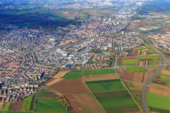 Vue aérienne de Vue de la ville depuis le sud-est à Schwetzingen dans le département Bade-Wurtemberg, Allemagne