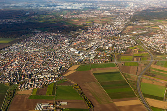 Vue aérienne de Vue des rues et des maisons dans les quartiers résidentiels à Oftersheim dans le département Bade-Wurtemberg, Allemagne