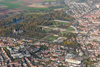 Vue aérienne de Parc rococo du jardin et du palais Schwetzingen à Schwetzingen dans le département Bade-Wurtemberg, Allemagne