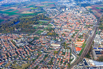 Vue aérienne de Parc du château, Markgrafenstraße et ligne de chemin de fer à Schwetzingen dans le département Bade-Wurtemberg, Allemagne