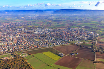 Vue aérienne de Vue de la ville depuis le sud-ouest avec l'aire de jeux alla hopp! de Schwetzingen à Oftersheim dans le département Bade-Wurtemberg, Allemagne