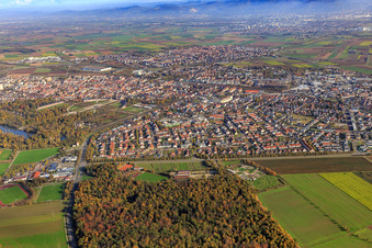 Vue aérienne de Vue de la ville depuis le sud-ouest avec l'aire de jeux alla hopp! Schwetzingen à Schwetzingen dans le département Bade-Wurtemberg, Allemagne