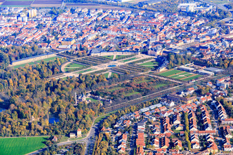 Vue aérienne de Parc du château Schwetzingen à Schwetzingen dans le département Bade-Wurtemberg, Allemagne