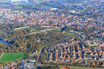 Vue aérienne de Parc du château Schwetzingen à Schwetzingen dans le département Bade-Wurtemberg, Allemagne