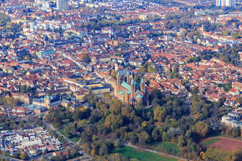 Vue aérienne de Jardin de la cathédrale et cathédrale à Speyer depuis l'est à Speyer dans le département Rhénanie-Palatinat, Allemagne