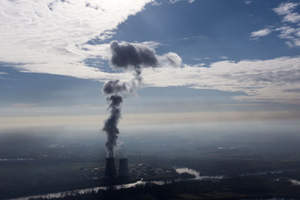 Vue aérienne de Colonne de vapeur au-dessus de la tour de refroidissement de la centrale nucléaire d'EnBW Kernkraft GmbH sur la Rheinschanzinsel sur le Rhin à Philippsburg dans le département Bade-Wurtemberg, Allemagne