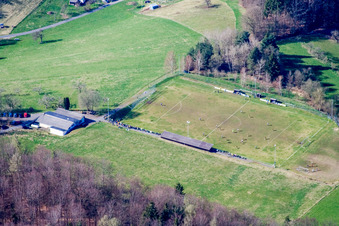 Vue aérienne de Terrain de football Hiltersklingen à le quartier Hiltersklingen in Mossautal dans le département Hesse, Allemagne