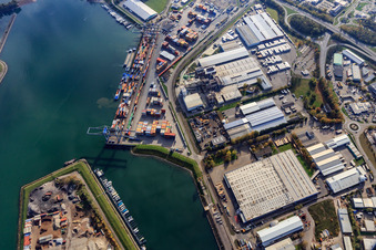 Vue aérienne de Quai à bateaux du Motorboat Sports Club Germersheim eV en face du port à conteneurs à Germersheim dans le département Rhénanie-Palatinat, Allemagne