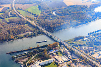 Vue aérienne de Pont Rudolf von Habsburg pour la B35 sur le Rhin à le quartier Rheinsheim in Philippsburg dans le département Bade-Wurtemberg, Allemagne