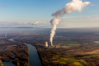 Photographie aérienne de Colonne de vapeur au-dessus de la tour de refroidissement de la centrale nucléaire d'EnBW Kernkraft GmbH sur la Rheinschanzinsel sur le Rhin à Philippsburg dans le département Bade-Wurtemberg, Allemagne
