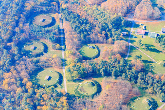 Vue aérienne de Parc de réservoirs TanQuid Nato FBG dans la forêt à Bellheim dans le département Rhénanie-Palatinat, Allemagne