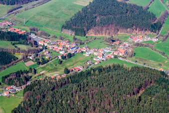 Vue aérienne de Vue sur le village à le quartier Güttersbach in Mossautal dans le département Hesse, Allemagne
