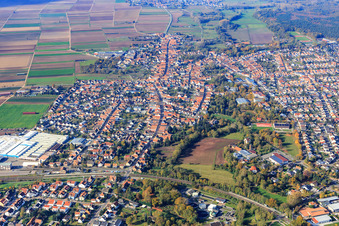 Vue aérienne de Vue d'ensemble de la ville depuis l'est à Bellheim dans le département Rhénanie-Palatinat, Allemagne