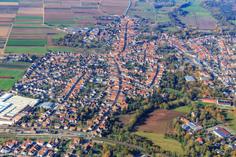 Vue aérienne de Vue d'ensemble de la ville depuis l'est à Bellheim dans le département Rhénanie-Palatinat, Allemagne
