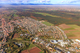 Vue oblique de Vue d'ensemble de la ville depuis l'est à Bellheim dans le département Rhénanie-Palatinat, Allemagne
