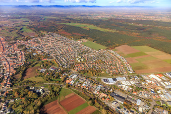 Vue d'ensemble de la ville depuis l'est à Bellheim dans le département Rhénanie-Palatinat, Allemagne d'en haut