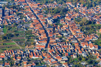 Vue aérienne de Vue d'ensemble de la ville avec la rue principale depuis l'est à Bellheim dans le département Rhénanie-Palatinat, Allemagne