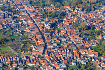 Vue aérienne de Vue d'ensemble de la ville avec la rue principale depuis l'est à Bellheim dans le département Rhénanie-Palatinat, Allemagne