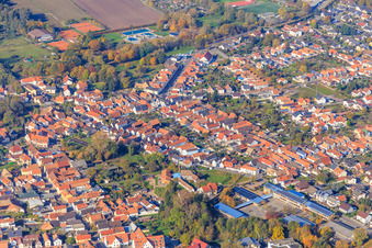 Vue aérienne de Linienstraße, Schulstraße de l'est avec école primaire Bellheim à Bellheim dans le département Rhénanie-Palatinat, Allemagne