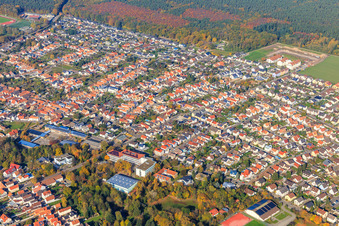 Vue aérienne de Schulstraße depuis l'est avec Spiegelbachhalle, Realschule plus et école primaire Bellheim à Bellheim dans le département Rhénanie-Palatinat, Allemagne