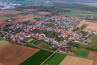 Vue aérienne de Champs agricoles et terres agricoles à Ottersheim bei Landau dans le département Rhénanie-Palatinat, Allemagne